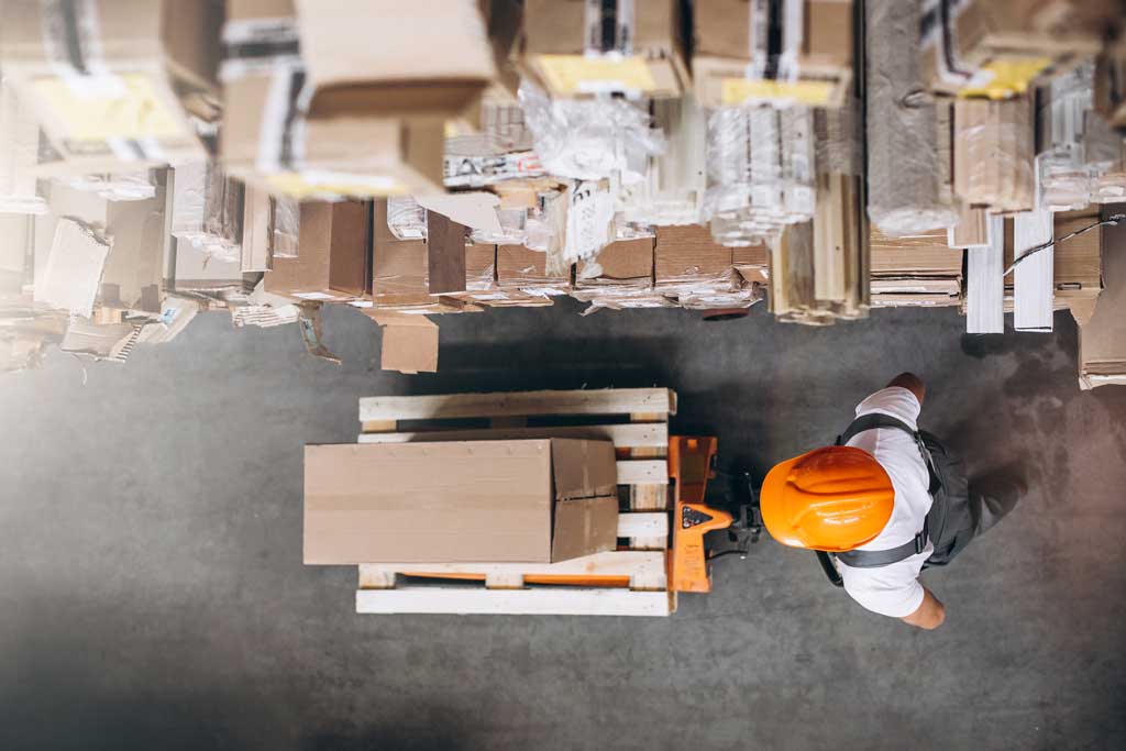 young-man-working-warehouse-with-boxes rtls-based wms